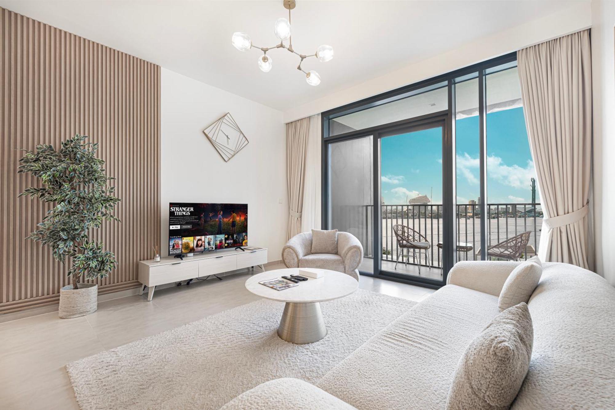 Bright 2br With Pool & Creek Views