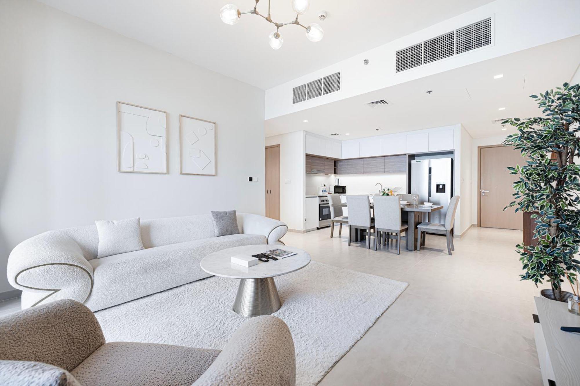 Bright 2br With Pool & Creek Views