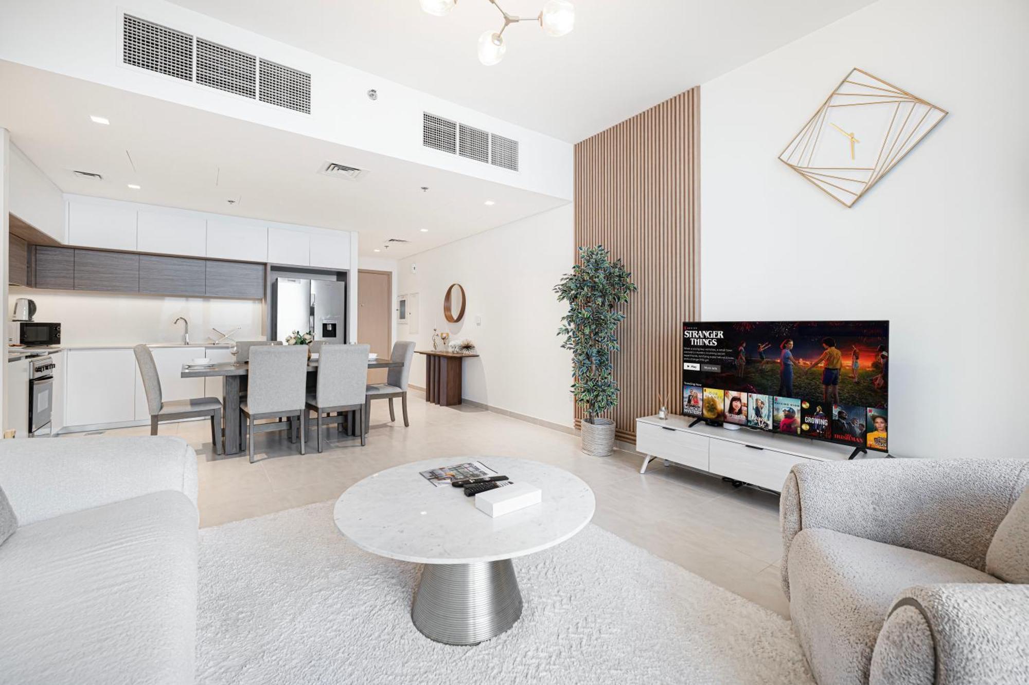 Bright 2br With Pool & Creek Views
